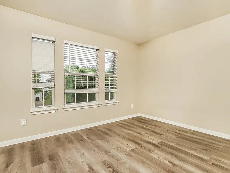 539 W Metcalfe St — Photo 15