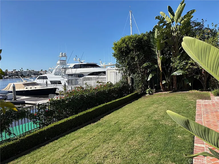2572 Bayshore Dr — Photo 37