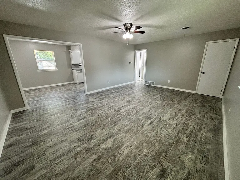 University Apartments - 301 N University Dr, Edmond, OK 73034 — Photo 2