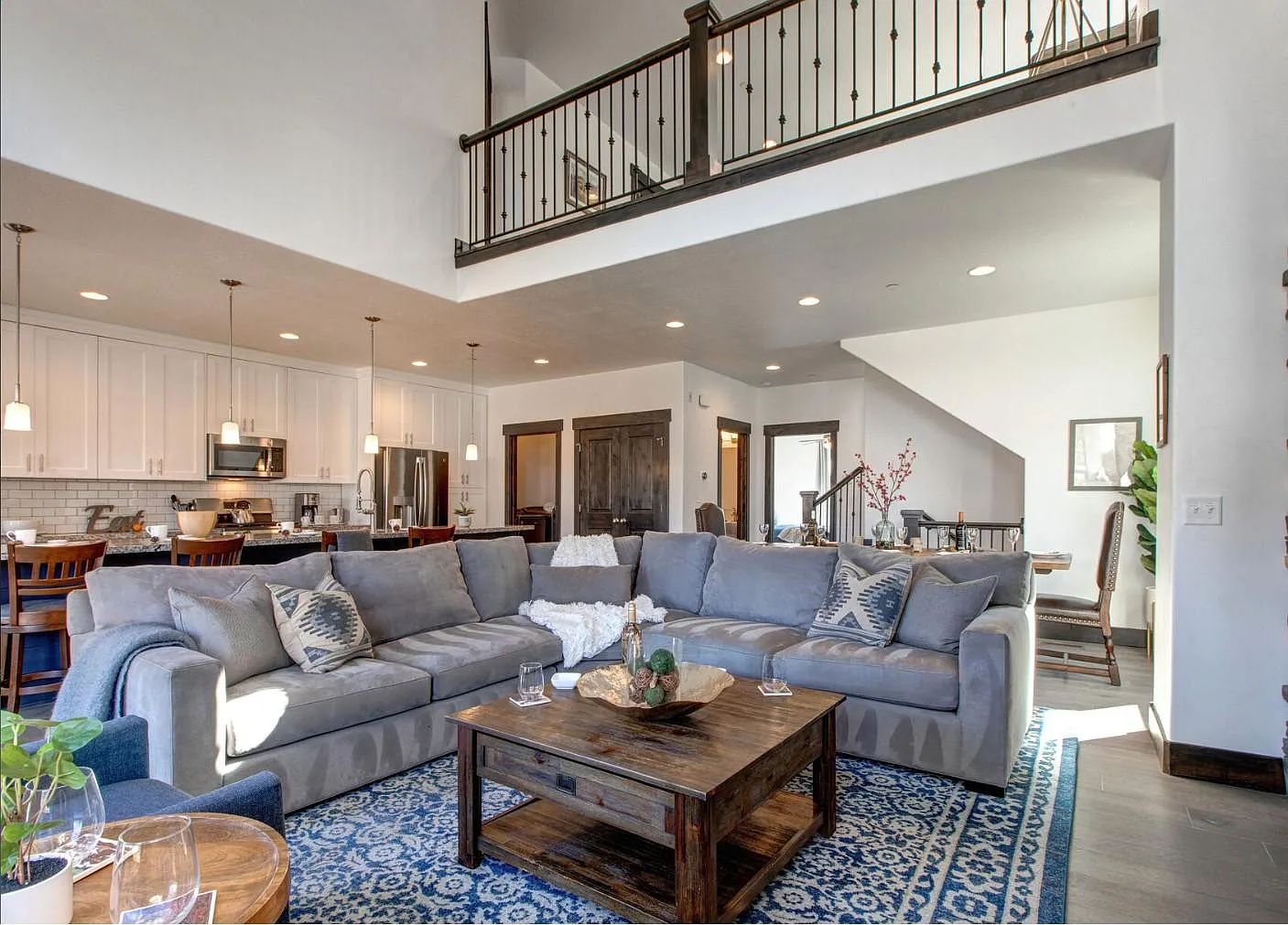 5 bed, 3000 sqft, $5,999 — Photo 3