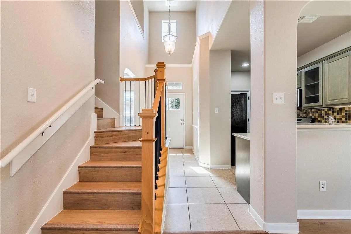 3 bed, 3.0 bath, 1638 sqft, $2,550 — Photo 3