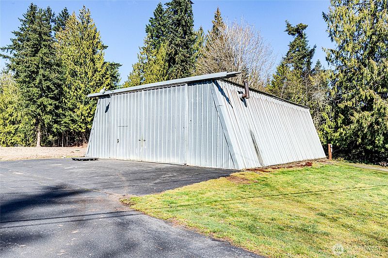 3rd image of 3962 Deer Park Road