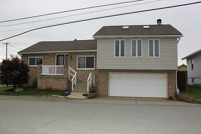 646 Memorial Dr photo 1