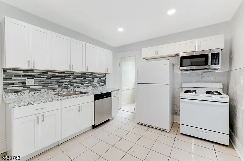 2 bed, 1.0 bath, $2,350 — Photo 4