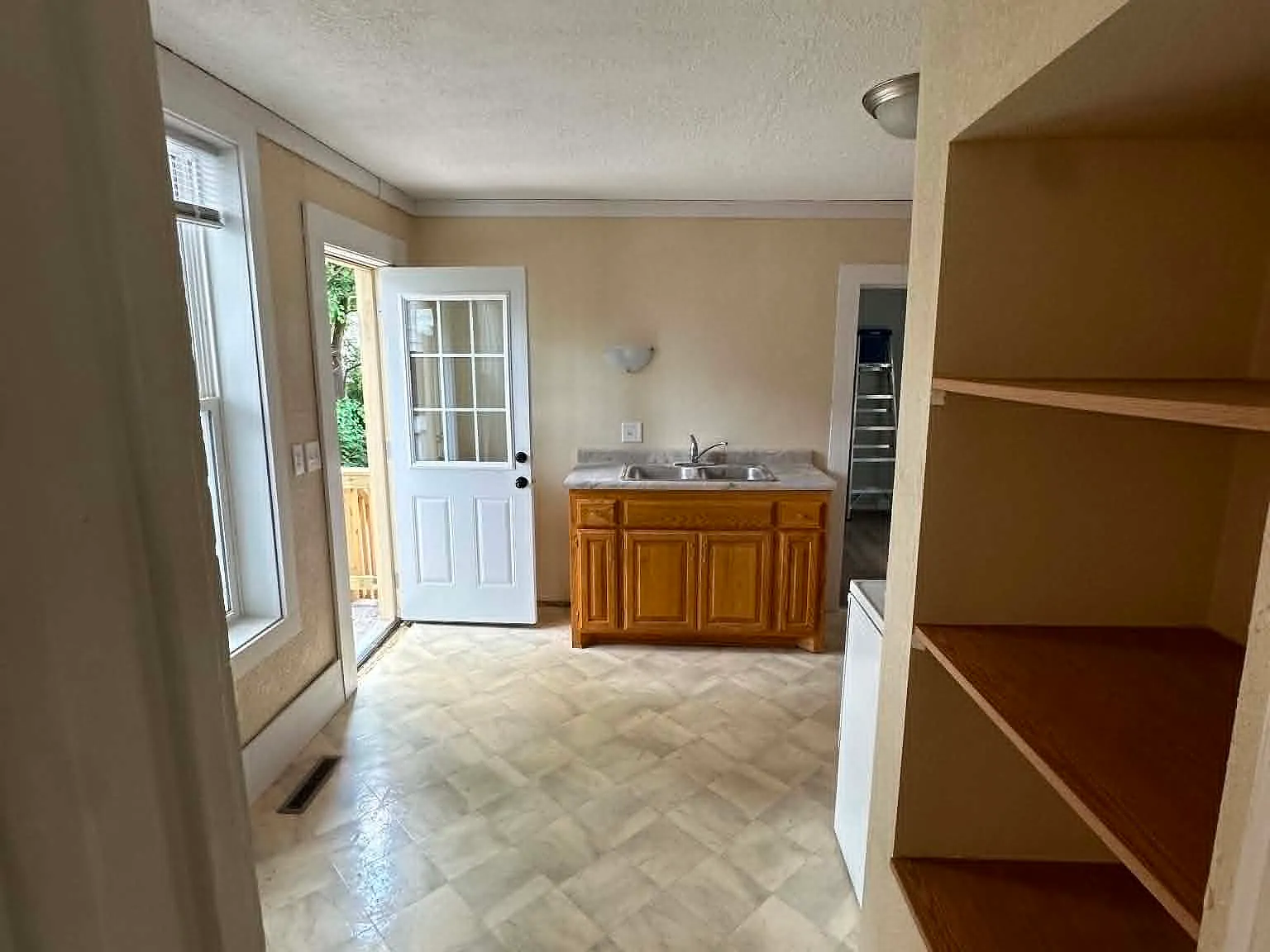 3 bed, 1.5 bath, 1200 sqft, $1,400 — Photo 3