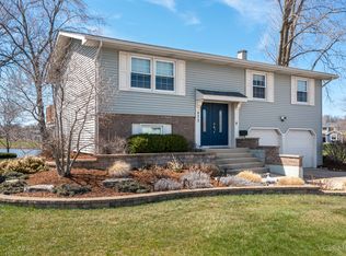 875 Rosedale Ln, Hoffman Estates, IL 60169