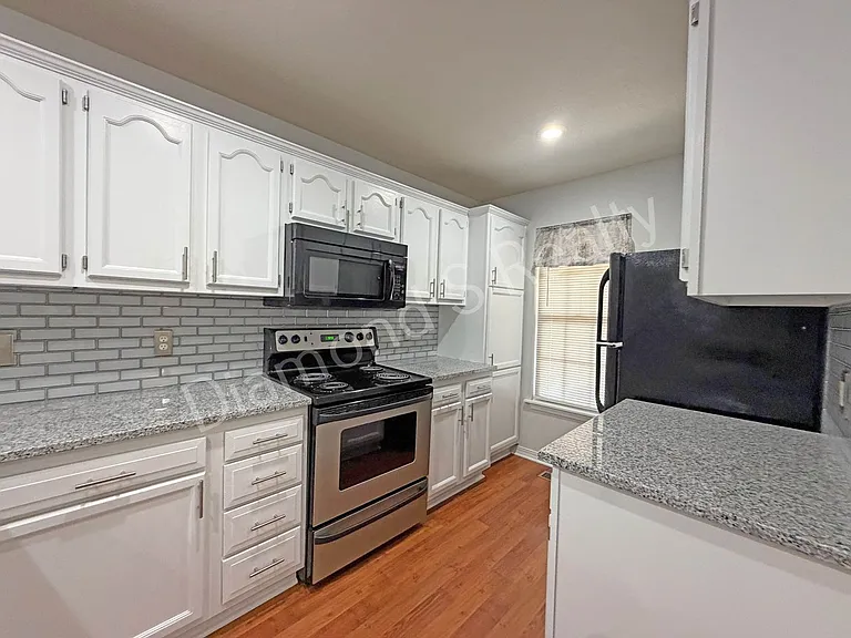 1331 W Sackett St — Photo 8