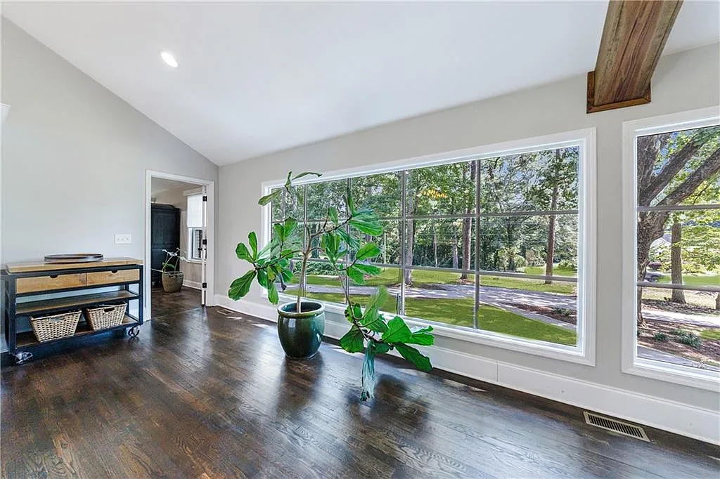 5 bed, 4.0 bath, 4623 sqft, $4,200 — Photo 4