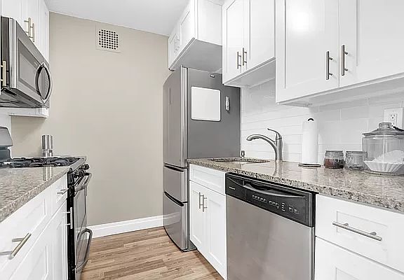 3rd image of 118-18 Union Tpke APT 12E