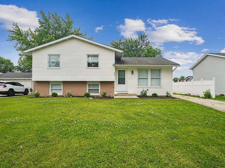 867 Harris Dr — Photo 1