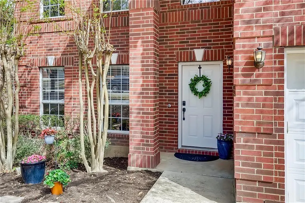 4 bed, 2.5 bath, 2420 sqft, $2,600 — Photo 2