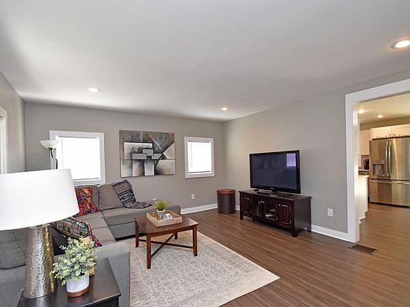 4th image of 10419 Maria Ave