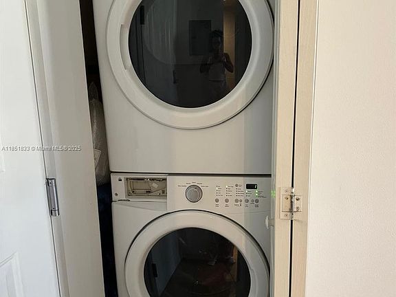 5th image of 3001 NE 185th St APT 434