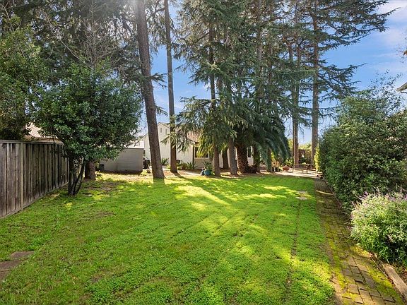 5th image of 298 Edwin Way