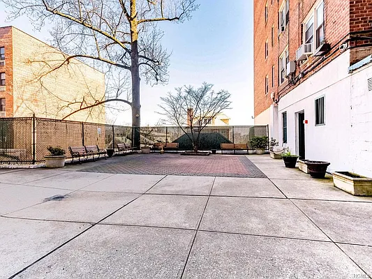 Sold by Re/Max In The City | media 21