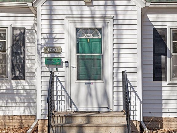 3rd image of 1797 Hyacinth Ave E