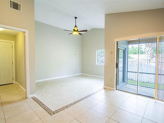 3rd image of 405 Willowbrook Ln
