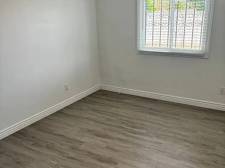4020 N 61st Ave — Photo 4