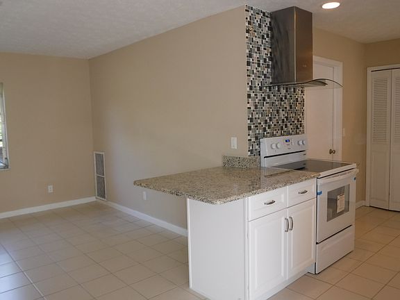 5th image of 1041 SE Shakespeare Ave