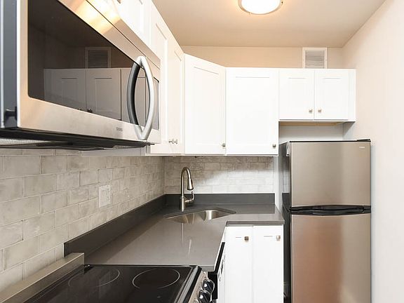 3rd image of 640 W Wrightwood Ave #901