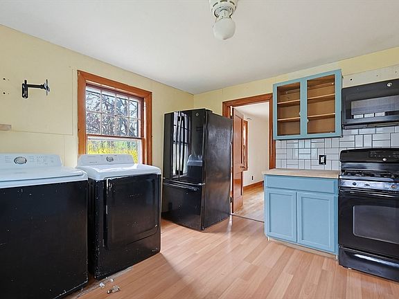 3rd image of 321 Townsend Hill Rd