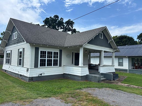 3rd image of 713 Cove Rd