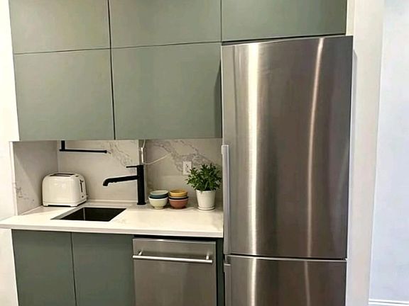 5th image of 105 Thompson St APT 8