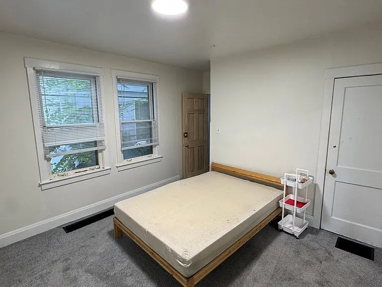942 Woodlawn Ave — Photo 13