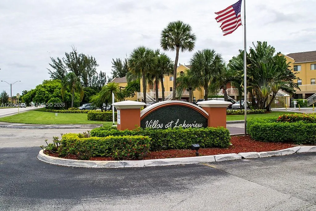 2 bed, 2.5 bath, 1032 sqft, $1,900 — Photo 1