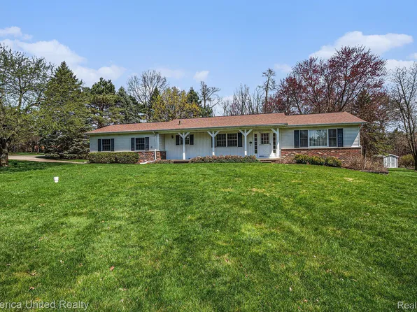 1264 Fox Hills Dr, Howell, MI 48843