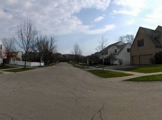 678 Waterbury Ave, Gurnee, IL 60031