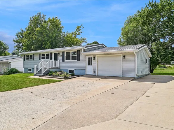 1512 Rainbow Dr, Belle Plaine, IA 52208