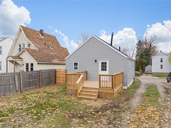 5th image of 2315 Maple Ave NE