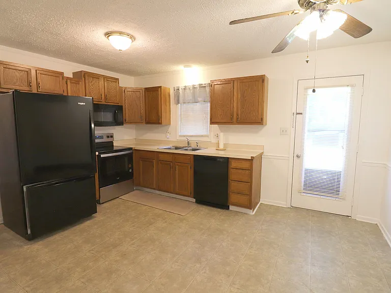 731 Oak St — Photo 4