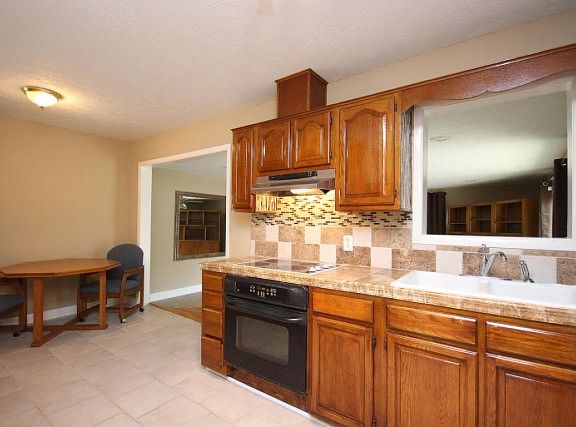 4th image of 370 Oakland Cir