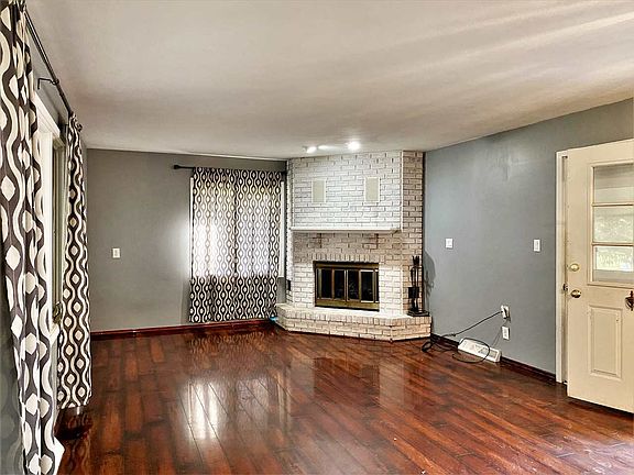 2nd image of 2823 Saratoga Dr