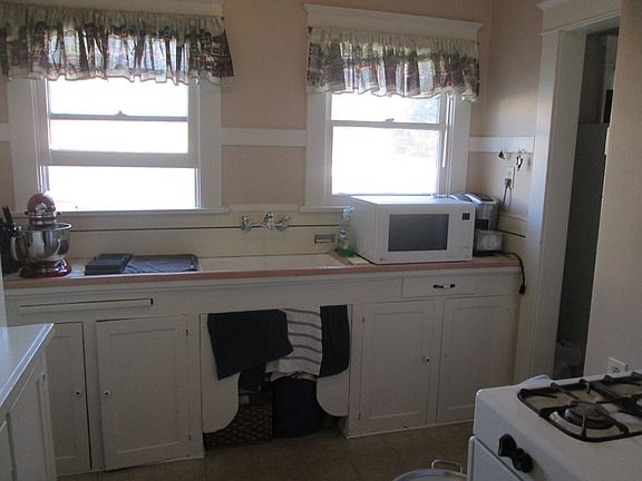 3rd image of 209 Roswell Ave APT C