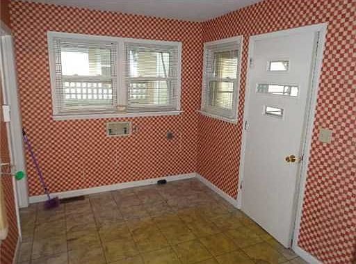 4th image of 410 E Court St