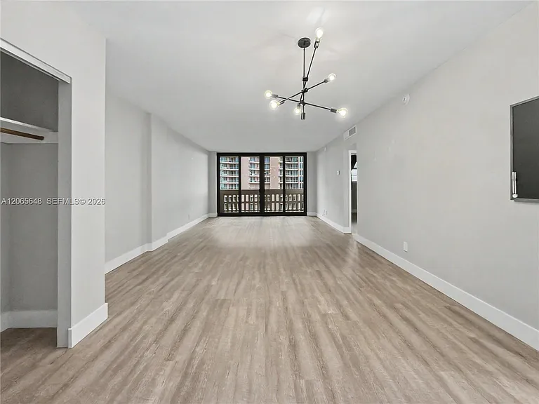 90 Edgewater Dr #818 — Photo 4