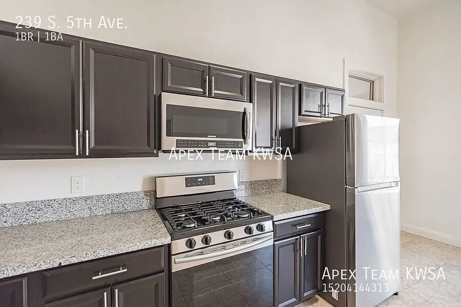 $915- 1 Bed / 1 Bath Unit Located in Armory Park! — Photo 3