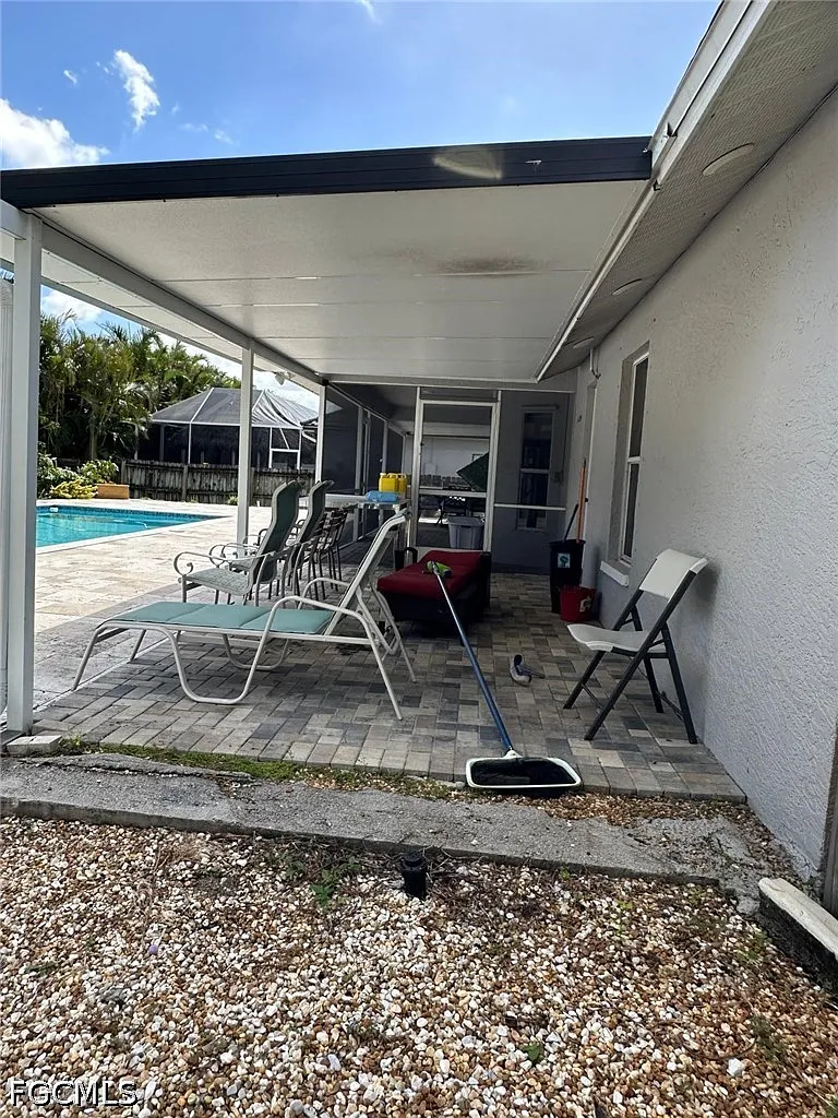 3 bed, 2.0 bath, 1380 sqft, $2,300 — Photo 2