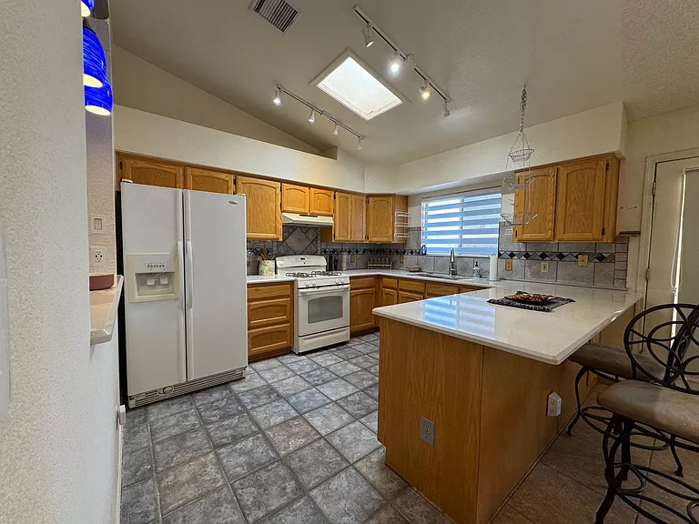 2660 Ridge Crest St — Photo 5