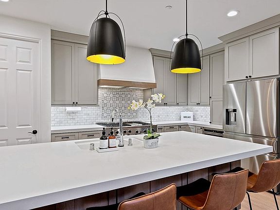 5th image of 7539 Delfina