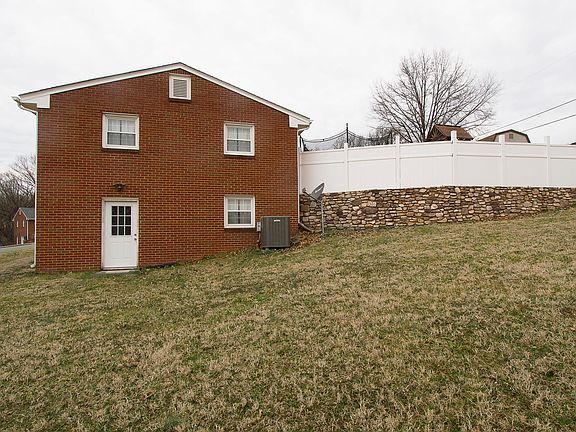 2nd image of 1001 Alison Ln