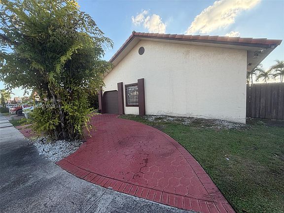 4th image of 1090 NW 128th Ct
