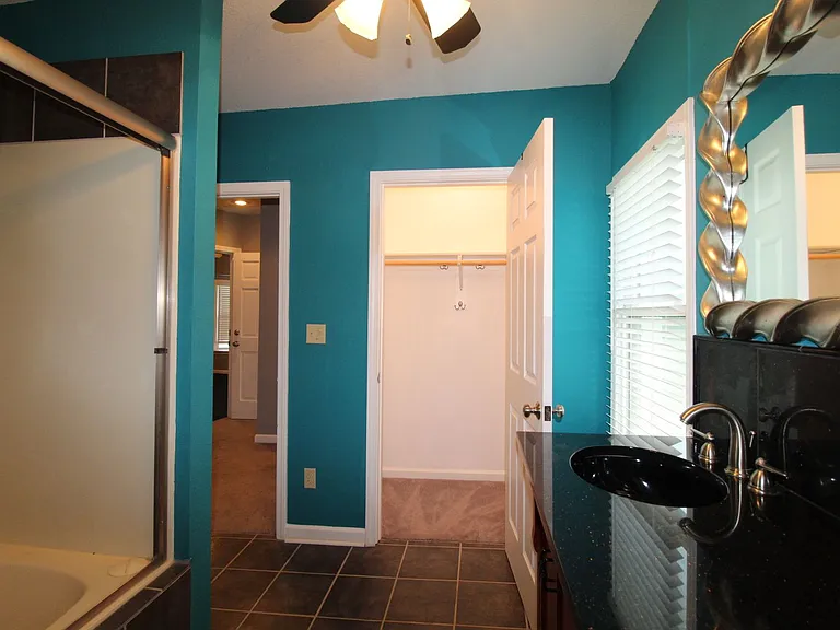 3215 Charlotte St — Photo 27