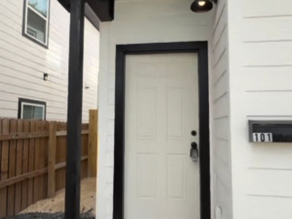 2nd image of 208 Roberts St #101