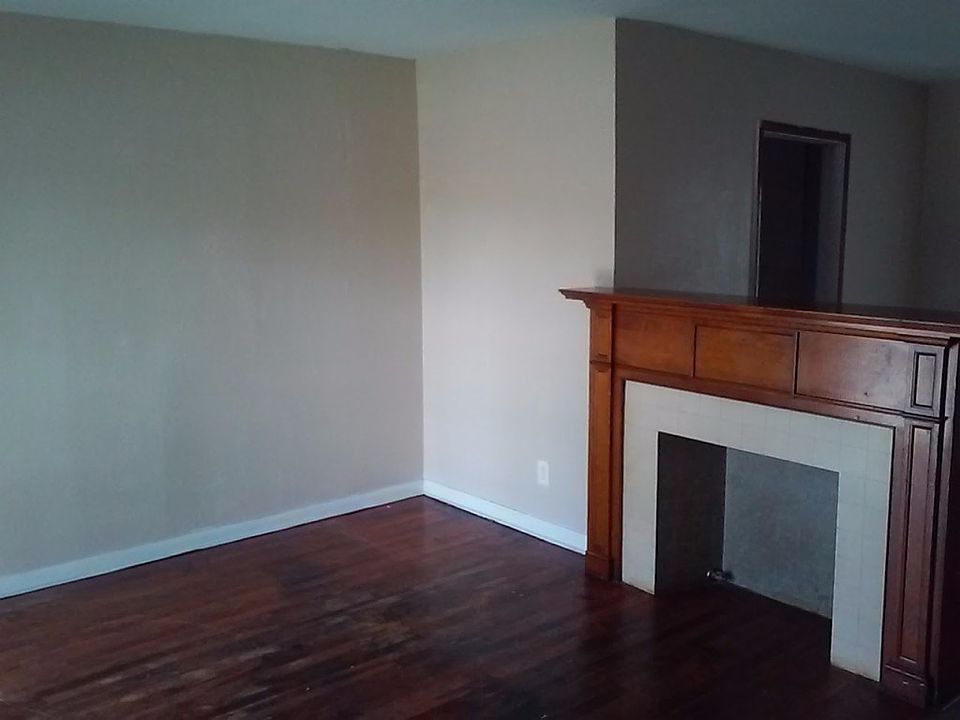 2nd image of 2140 Earl St
