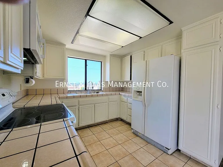 2755 E Hill St — Photo 6