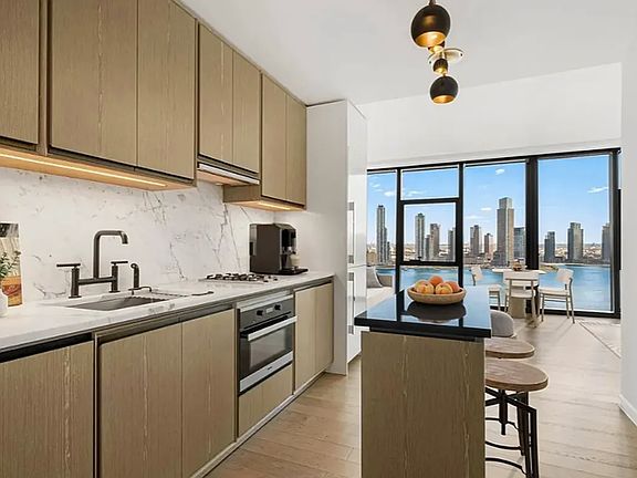 3rd image of 626 1st Ave APT W21m